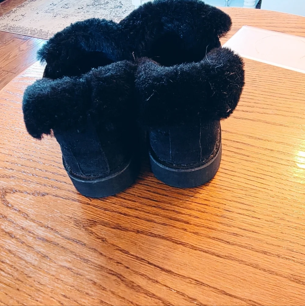 UGG McKay Black Sheepskin Ankle Boots Fur Lined Suede Womens 7